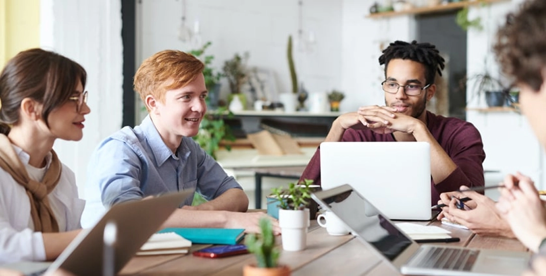 Durante una entrevista de trabajo, hacer preguntas inteligentes demuestra tu interés genuino en la e